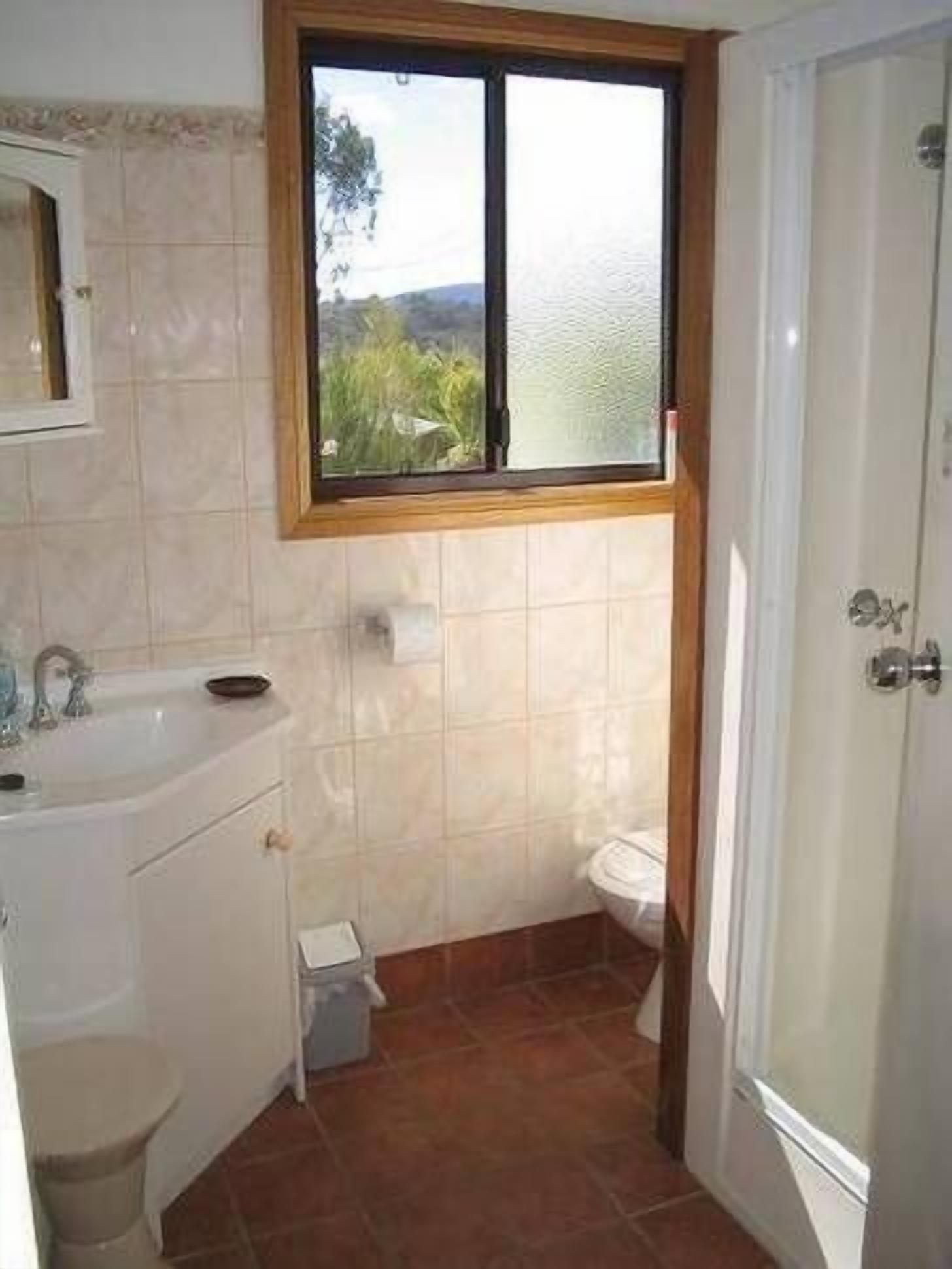 "The Kabahna".  Free Wi Fi, Wood fire, wood supplied.  A/C all rooms,  D/W. 