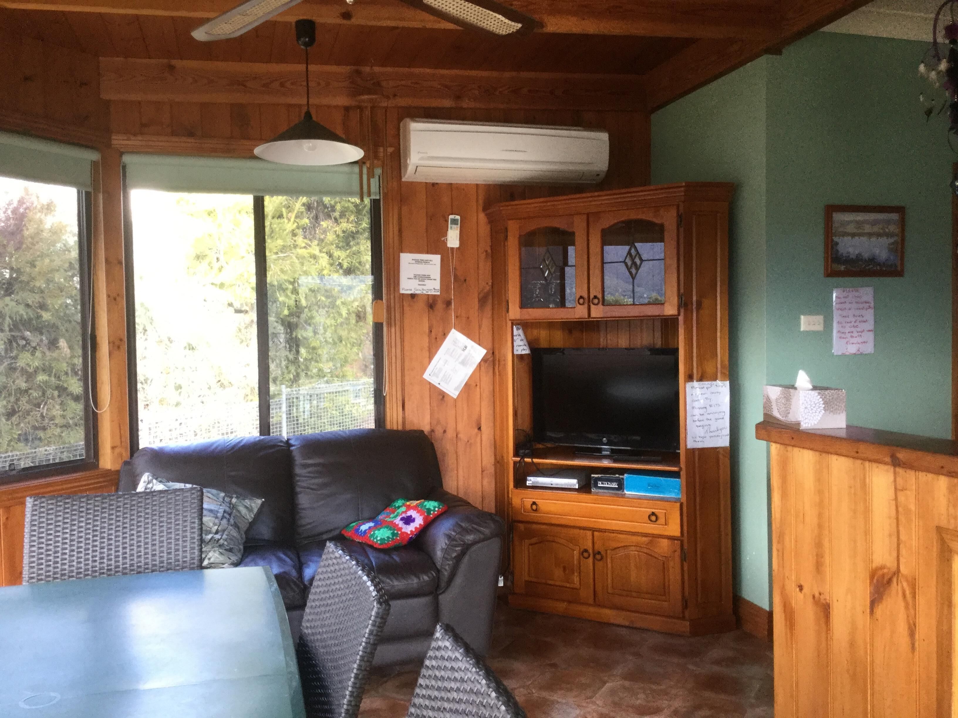 "The Kabahna".  Free Wi Fi, Wood fire, wood supplied.  A/C all rooms,  D/W. 