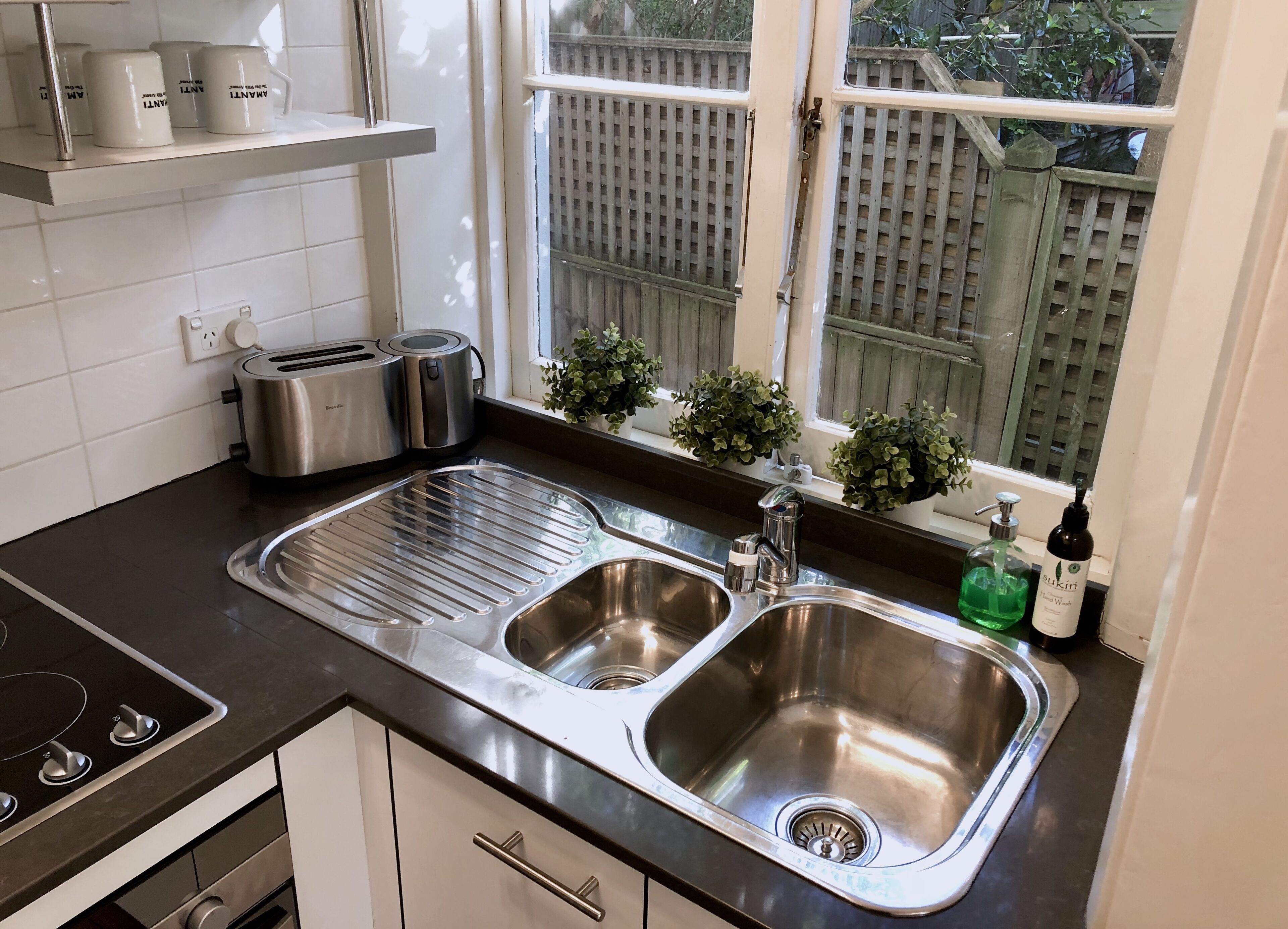 Jääkaappi, mikroaaltouuni, uuni, liesi