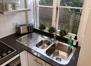 Kühlschrank, Mikrowelle, Ofen, Herdplatte