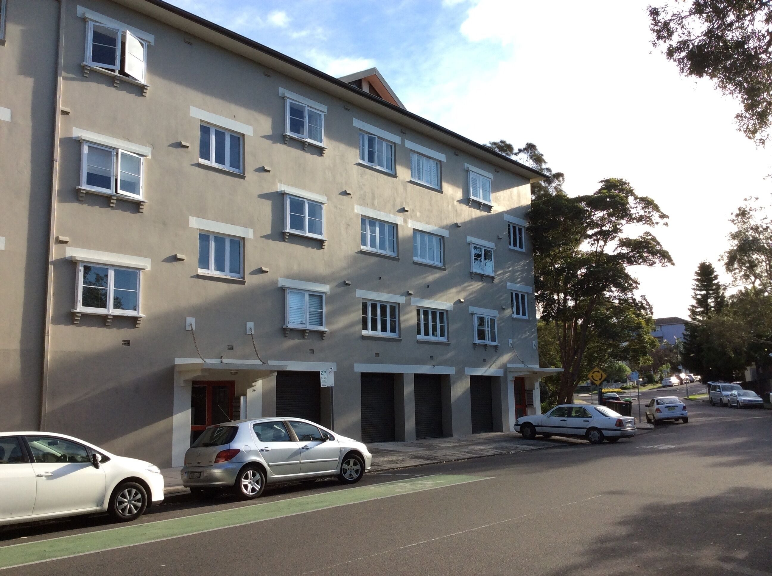 Free parking & 3 min walk to beach! — image 28