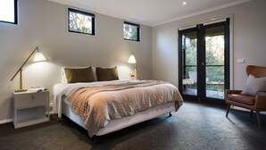 2 bedrooms, iron/ironing board, internet, bed sheets