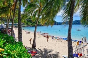 Sun loungers, beach towels - Lagoon 206 Hamilton Island by HamoRent (Hamilton Island)