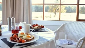 A breakfast table with plates of food, a thermos, and glasses. - Buttons Cottage underneath the Milky Way (Nietta)