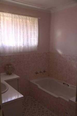 أحواض استحمام، مناشف، ورق حمّام