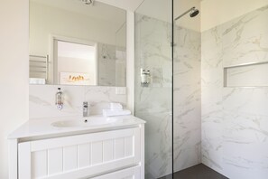 Dusche, Haartrockner, Handtücher, Seife