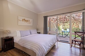 1 bedroom, iron/ironing board, free WiFi, bed sheets - NEW Ideal for Couples and Pets-fenced garden-pets welcome inside-walk to town (Bright)