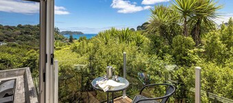 Onetangi Lookout - Sea Views Walk to the Beach