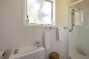 Shower, hair dryer - Onetangi Lookout - Sea Views Walk to the Beach (Onetangi)