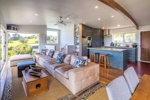 Televisión, reproductor de DVD y oficina 