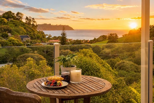 Onetangi Lookout - Sea Views Walk to the Beach