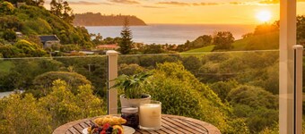 Onetangi Lookout - Sea Views Walk to the Beach