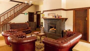 Smart TV, fireplace, DVD player, table football