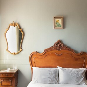 14 Schlafzimmer, Bügeleisen/Bügelbrett, Reisekinderbett