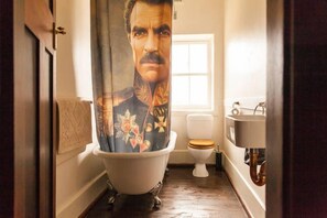 A bathroom with a bathtub, toilet, and sink. - Christmas 2025 availability (Bundanoon)