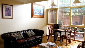 Flat-screen TV, DVD player, stereo