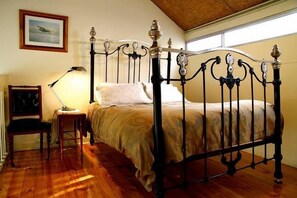 2 bedrooms, iron/ironing board, bed sheets