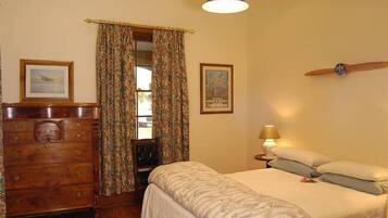 2 bedrooms, iron/ironing board, bed sheets