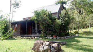 Exterior - Unique Rockhouse,  private jacuzzi, bush views (Rosebrook)