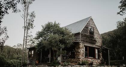 Unique Rockhouse, private jacuzzi, bush views