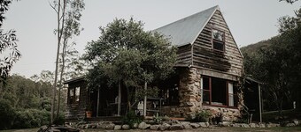 Unique Rockhouse, private jacuzzi, bush views