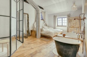 3 bedrooms, iron/ironing board, internet, bed sheets