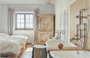 3 habitaciones, tabla de planchar con plancha, internet y ropa de cama 