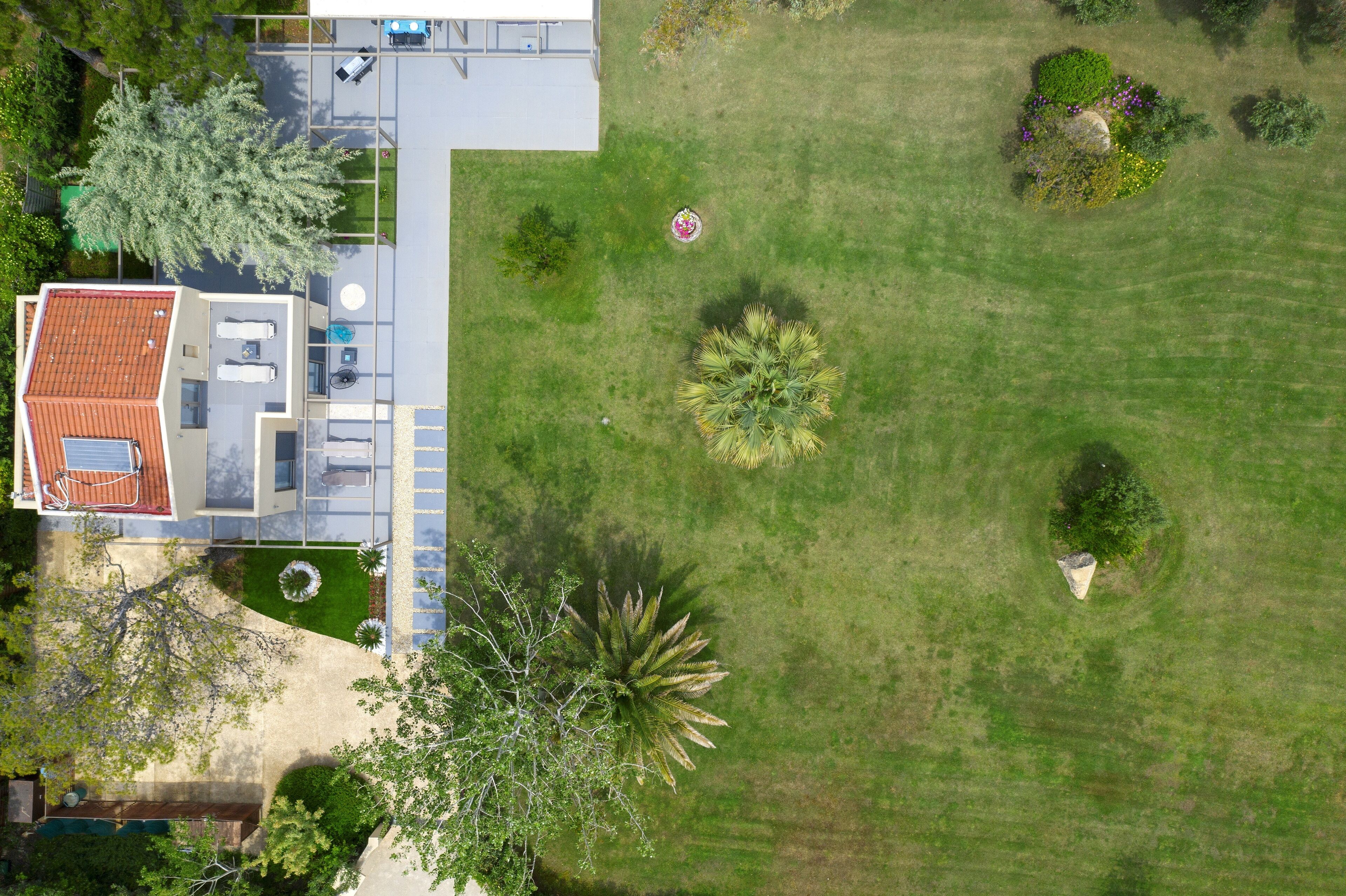 Amazing villa with huge garden on the beach