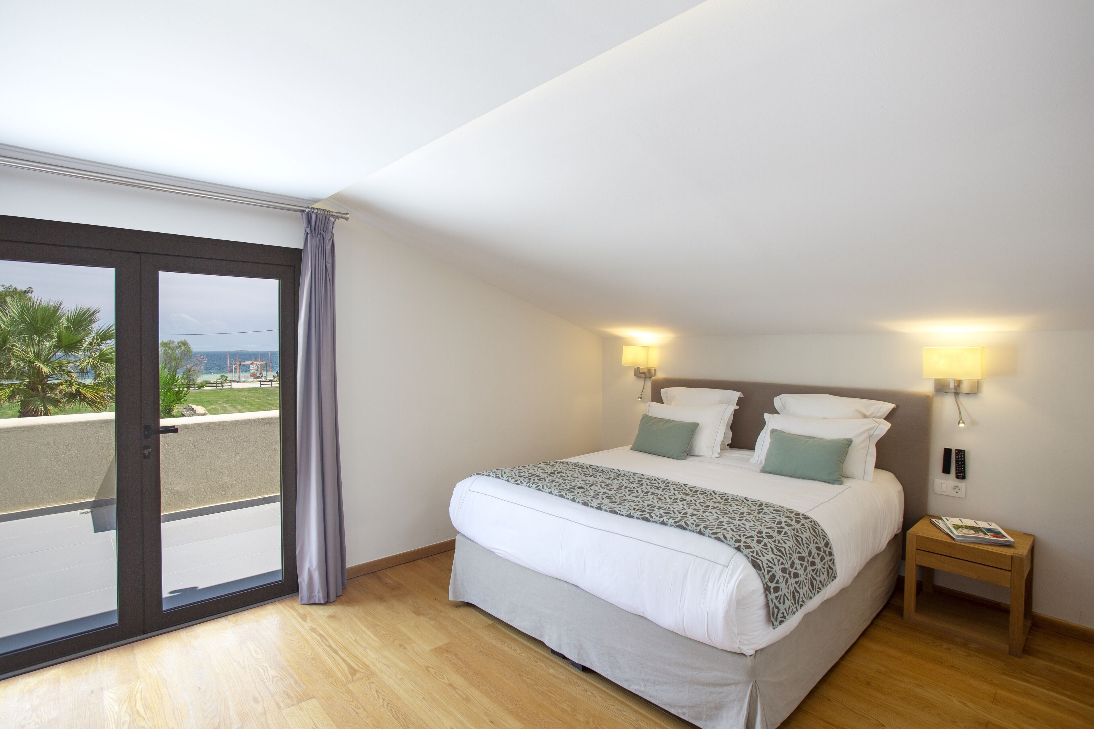 Amazing villa with huge garden on the beach