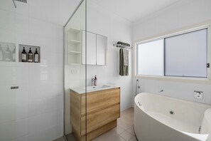 Baignoire, sèche-cheveux, serviettes fournies