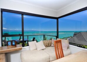 TV, DVD player - 'Ocean Dreaming' with Views and Spa Pool (Nelson City)
