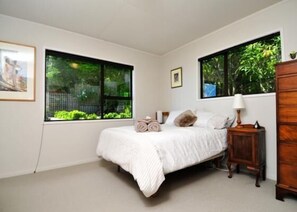 4 bedrooms, iron/ironing board, free WiFi, bed sheets