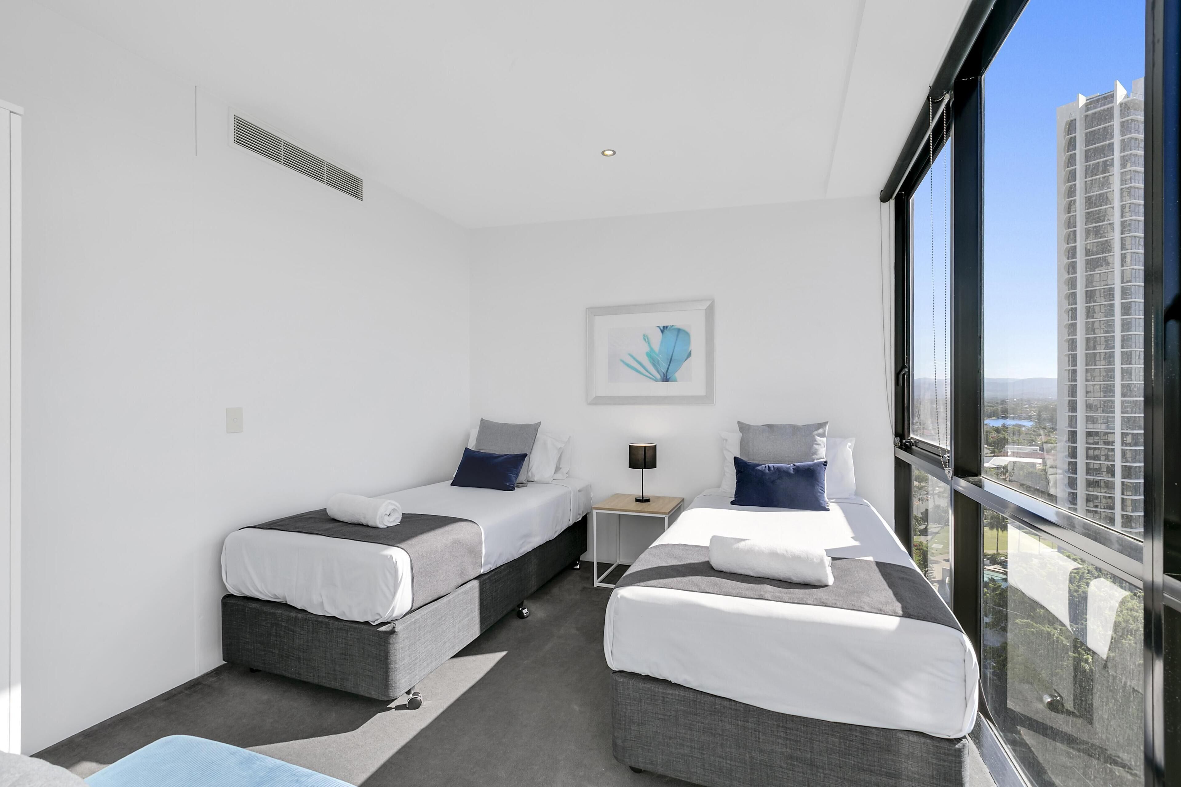 Circle on Cavill — 3 Bedroom with Ocean Views — image 11