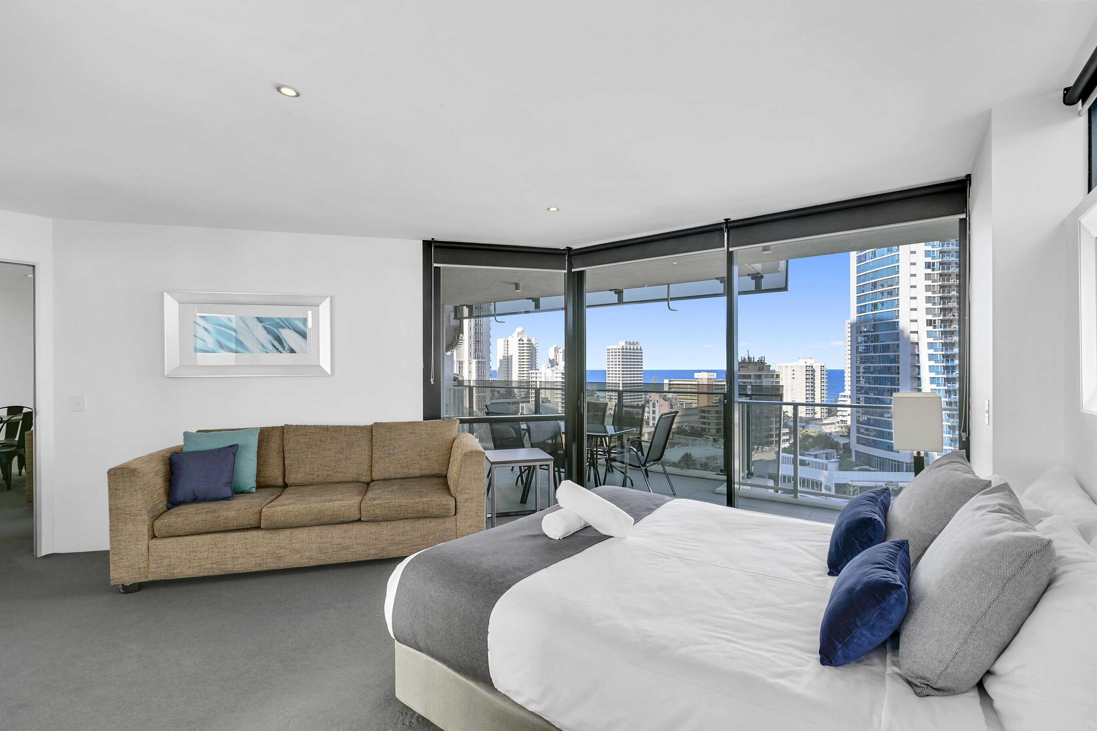 Circle on Cavill — 3 Bedroom with Ocean Views — image 8