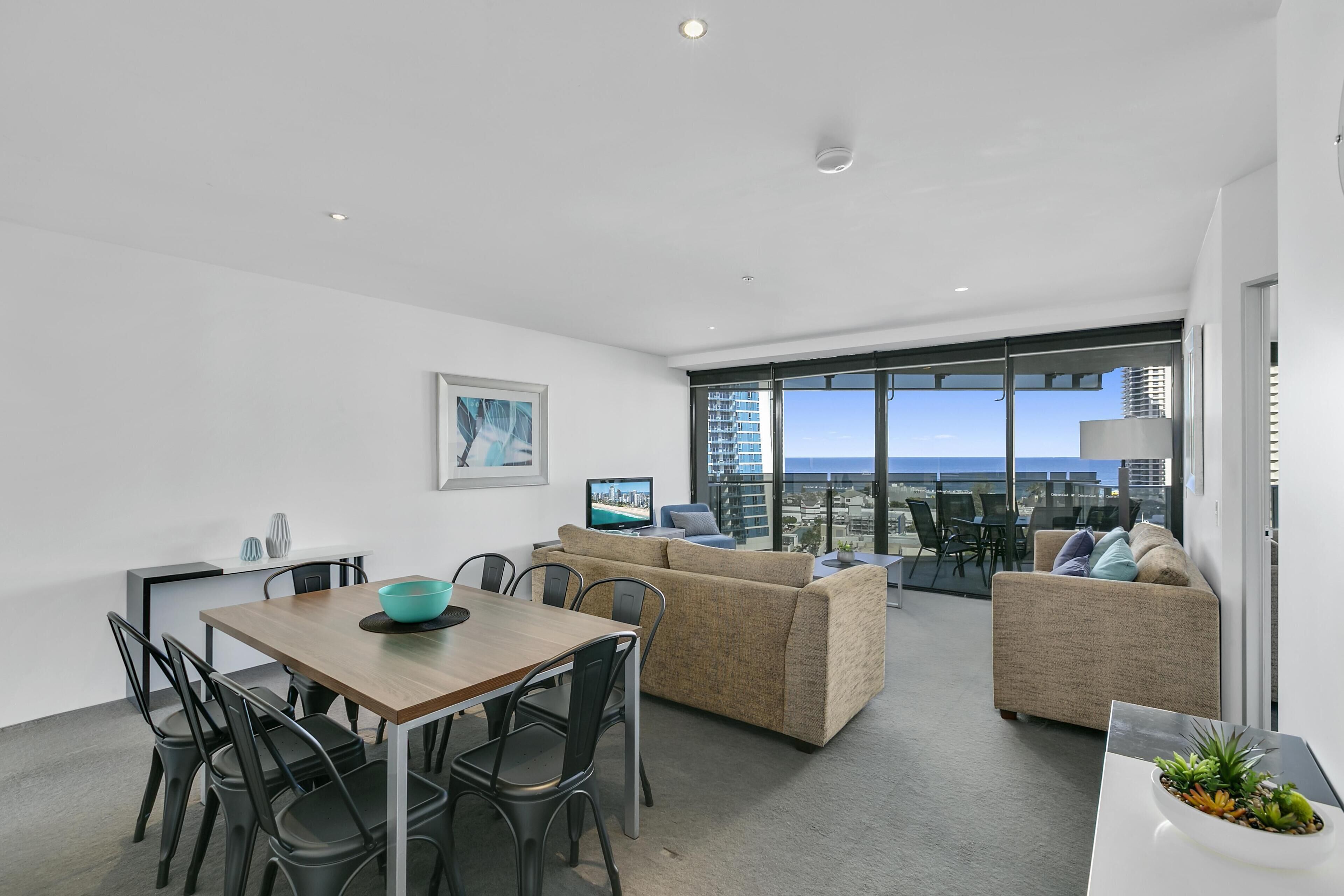 Circle on Cavill — 3 Bedroom with Ocean Views — image 7