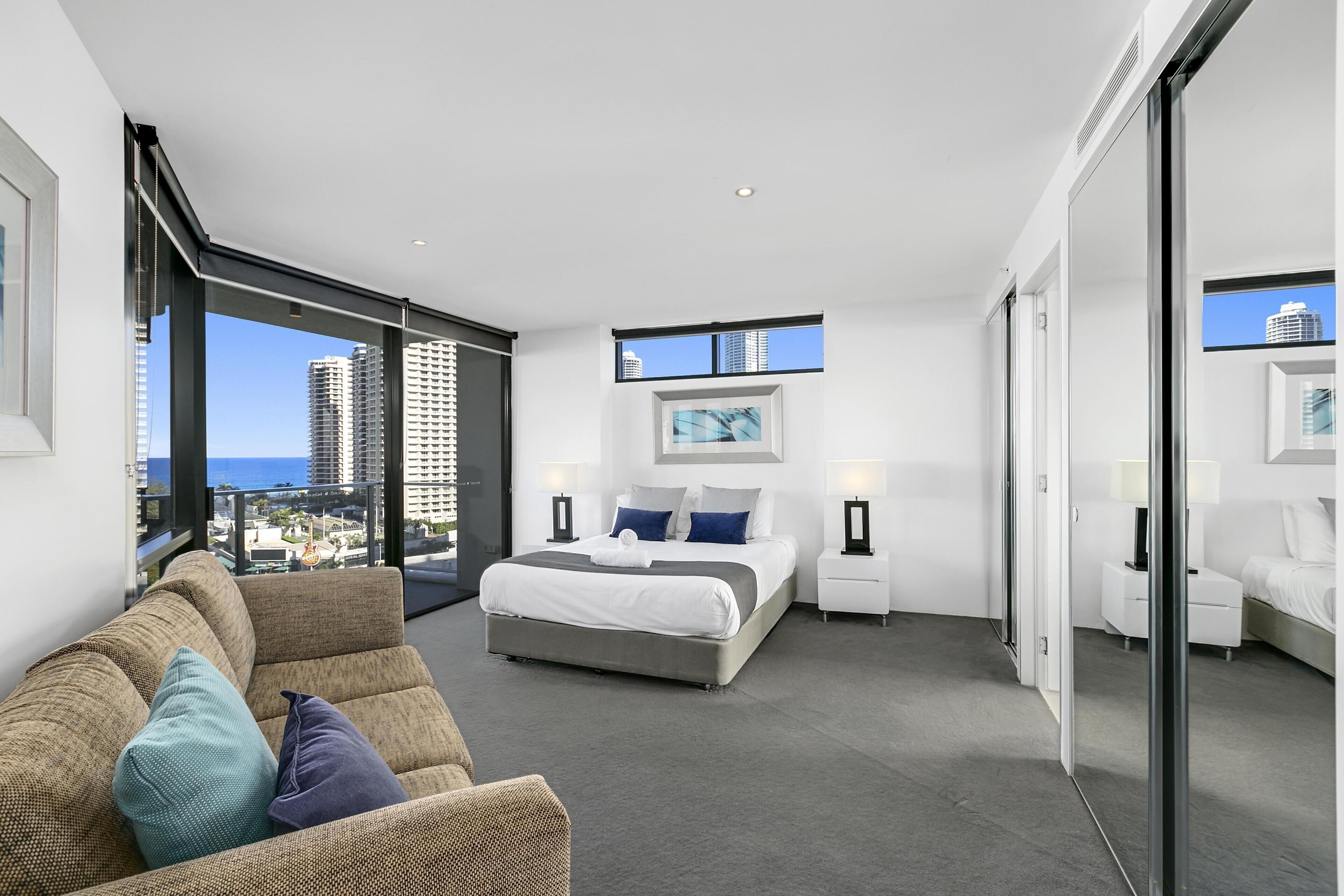 Circle on Cavill — 3 Bedroom with Ocean Views — image 9