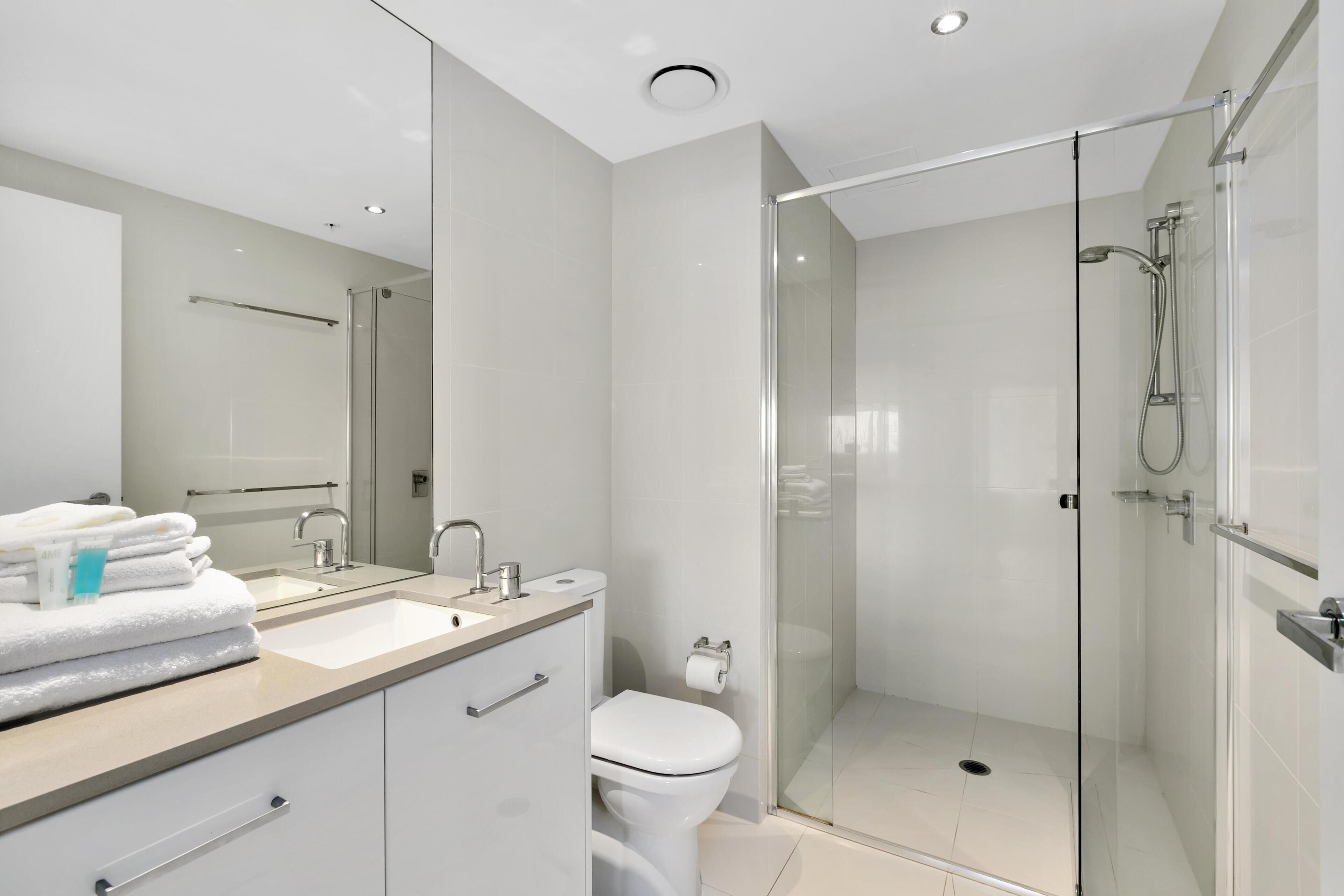 Circle on Cavill — 3 Bedroom with Ocean Views — image 18