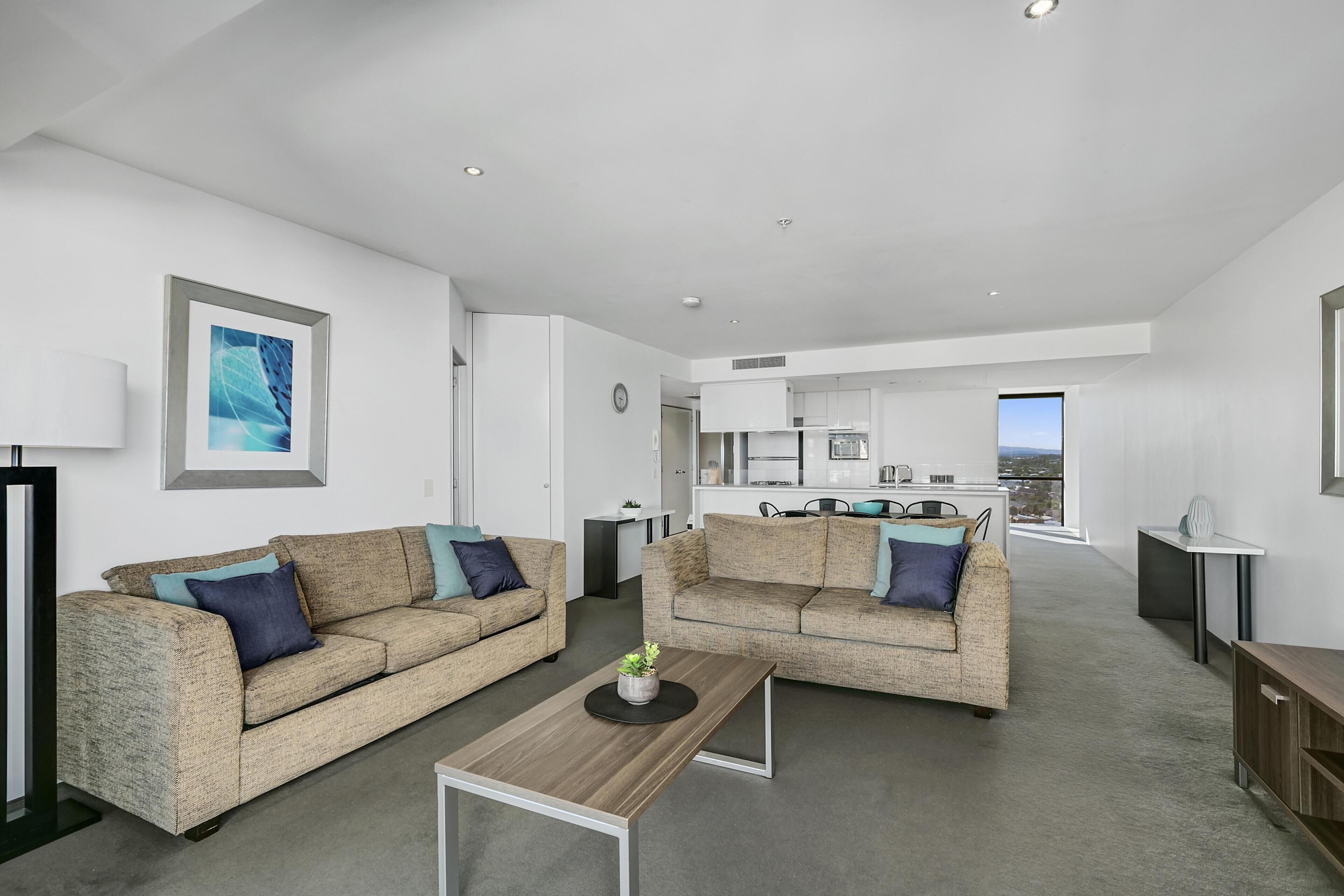Circle on Cavill — 3 Bedroom with Ocean Views — image 10