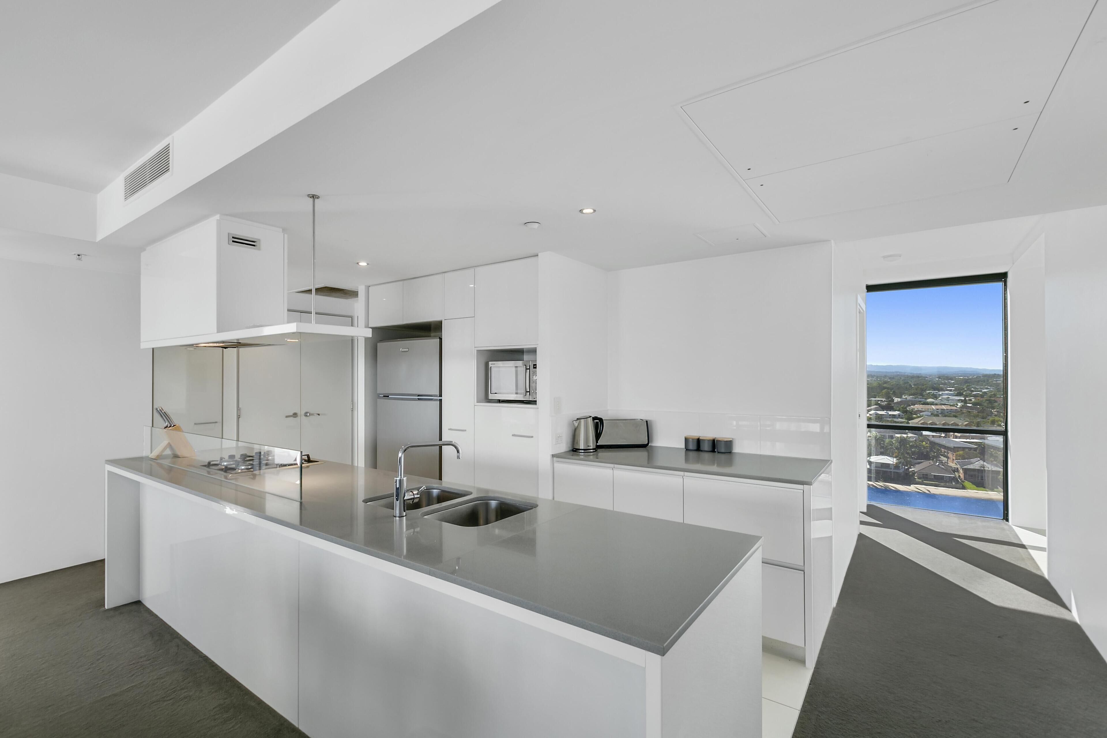 Circle on Cavill — 3 Bedroom with Ocean Views — image 15