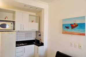 Fridge, microwave, stovetop, blender - Guaruja, Pitangueiras beach, flat with services. (Guarujá)