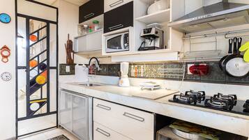 Geladeira, micro-ondas, fogão, cooktop