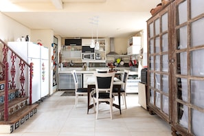 Refrigerador, microondas, horno, placa de cocina