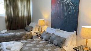 2 bedrooms, desk, iron/ironing board, travel cot - Lone Pine Retreat - Bright, airy spaces, full kitchen, kids & pets welcome! (Enoggera)