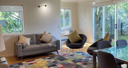 Lone Pine Retreat - Bright, airy spaces, full kitchen, kids & pets welcome!