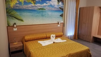 Standard-Doppelzimmer, Balkon | Zimmersafe, Schreibtisch, schallisolierte Zimmer, kostenloses WLAN