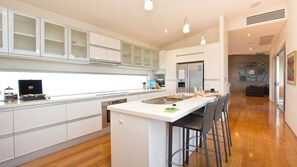 Frigorífic, microones, forn i placa de cuina 