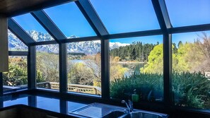 Interior - Lakefront Terrace Walk to Town (Queenstown)