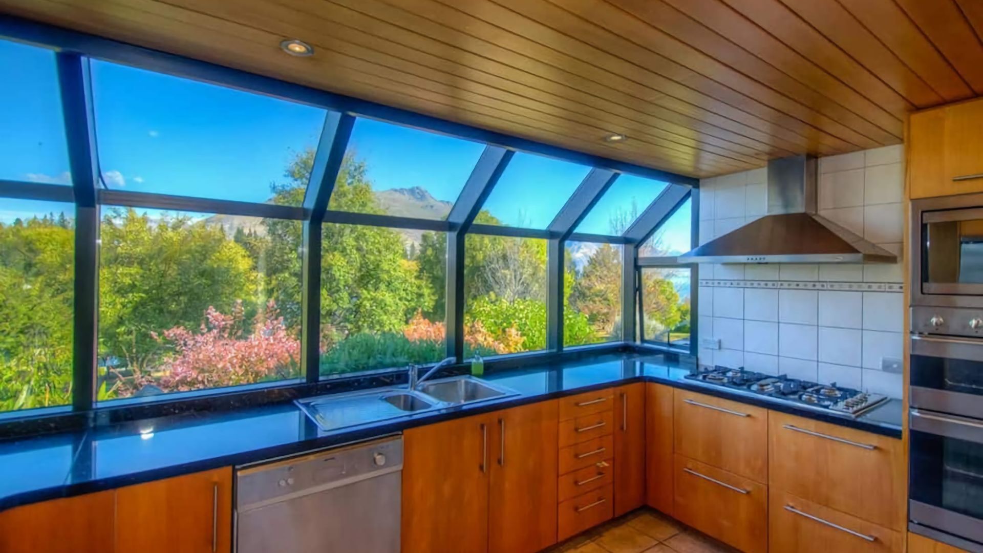 Horno, parrilla de estufa, lavavajillas y cafetera y tetera 