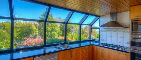 Horno, parrilla de estufa, lavavajillas y cafetera y tetera