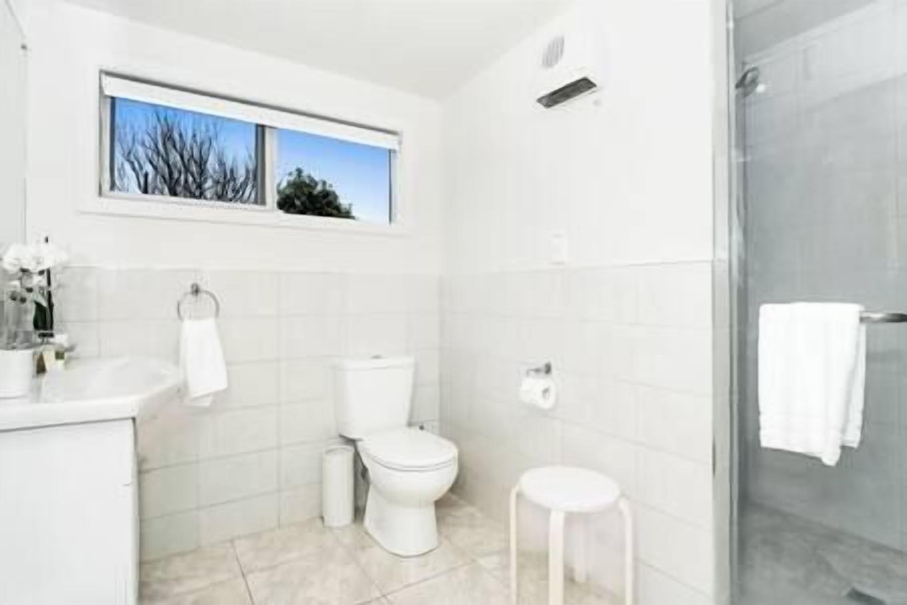 Un baño moderno con inodoro, bidé y ducha.
